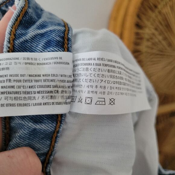 Abercrombie & Fitch High Rise Mom Short Raw Hem Distressed 2/26 Light Wash - Picture 8 of 9